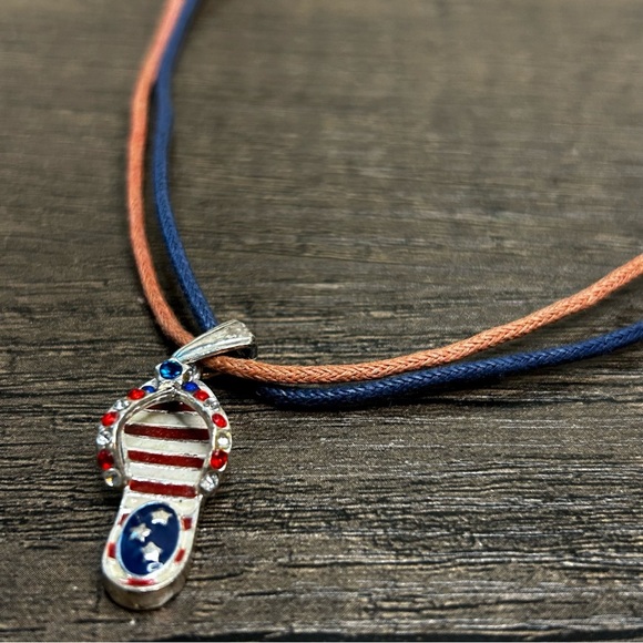Vintage Avon Patriotic Flip Flop Pendant Necklace - Picture 2 of 3
